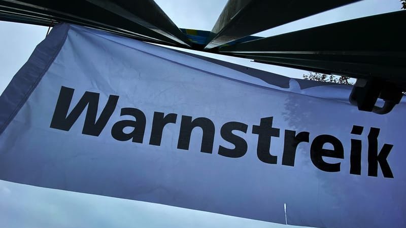 "Warnstreik" steht auf einem Transparent (Symbolbild): In Bremerhaven haben Beschäftigte die Arbeit niedergelegt. "Warnstreik" steht auf einem Transparent (Symbolbild): In Bremerhaven haben Beschäftigte die Arbeit niedergelegt.