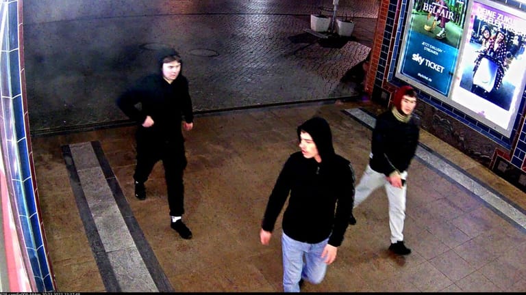 Bild aus einer Überwachungskamera: Wer kennt diese Männer?