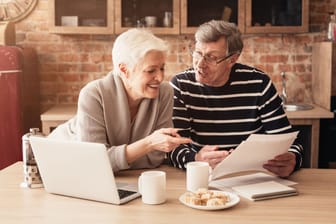 Fröhliches Rentnerpaar (Symbolbild): Wer von Altersarmut betroffen ist, aber noch offene Rentenansprüche aus DDR-Zeiten hat, kann eine Einmalzahlung beantragen.