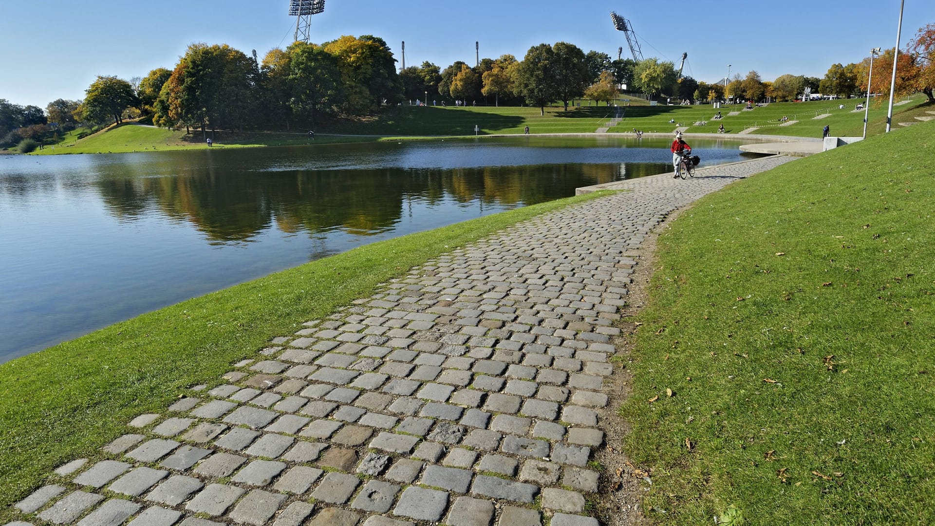 Das Olympiagelände in München (Symbolbild): Die Stadt verfügt über 1000 Grün- und Rasenflächen. Und gleichzeitig über zu wenige Wohnungen. Ein Bürgerbegehren könnte diesen Konflikt verschärfen.