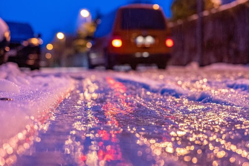 Eine dünne Eisschicht überzieht eine Straße (Symbolfoto): In Holstein kann es nachts knackig kalt werden.