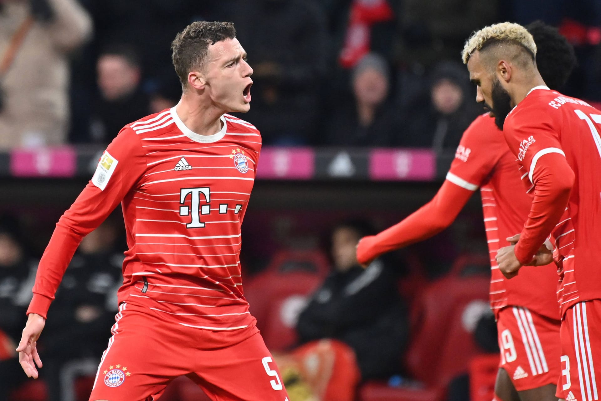 Benjamin Pavard (l.) feiert mit Eric Maxim Choupo-Moting: Der FC Bayern ist gut drauf.