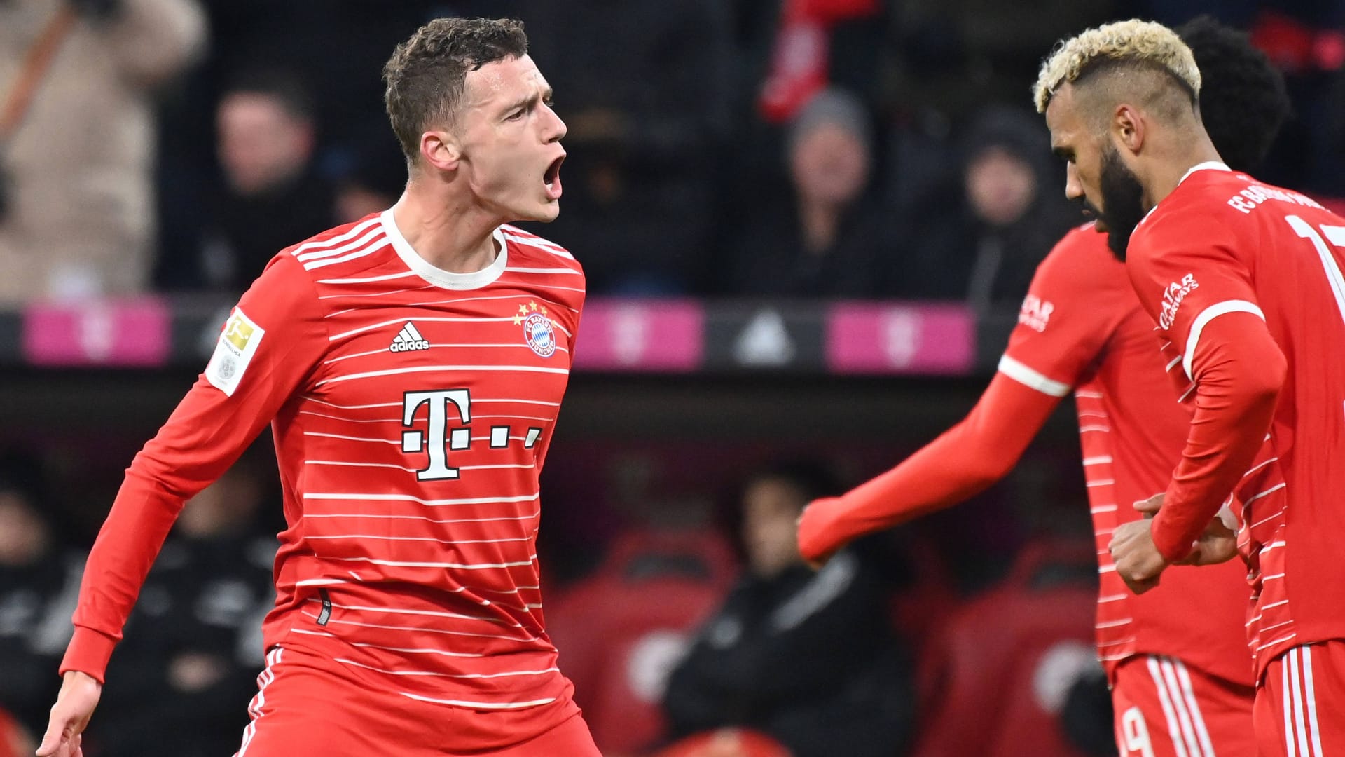 Benjamin Pavard (l.) feiert mit Eric Maxim Choupo-Moting: Der FC Bayern ist gut drauf.