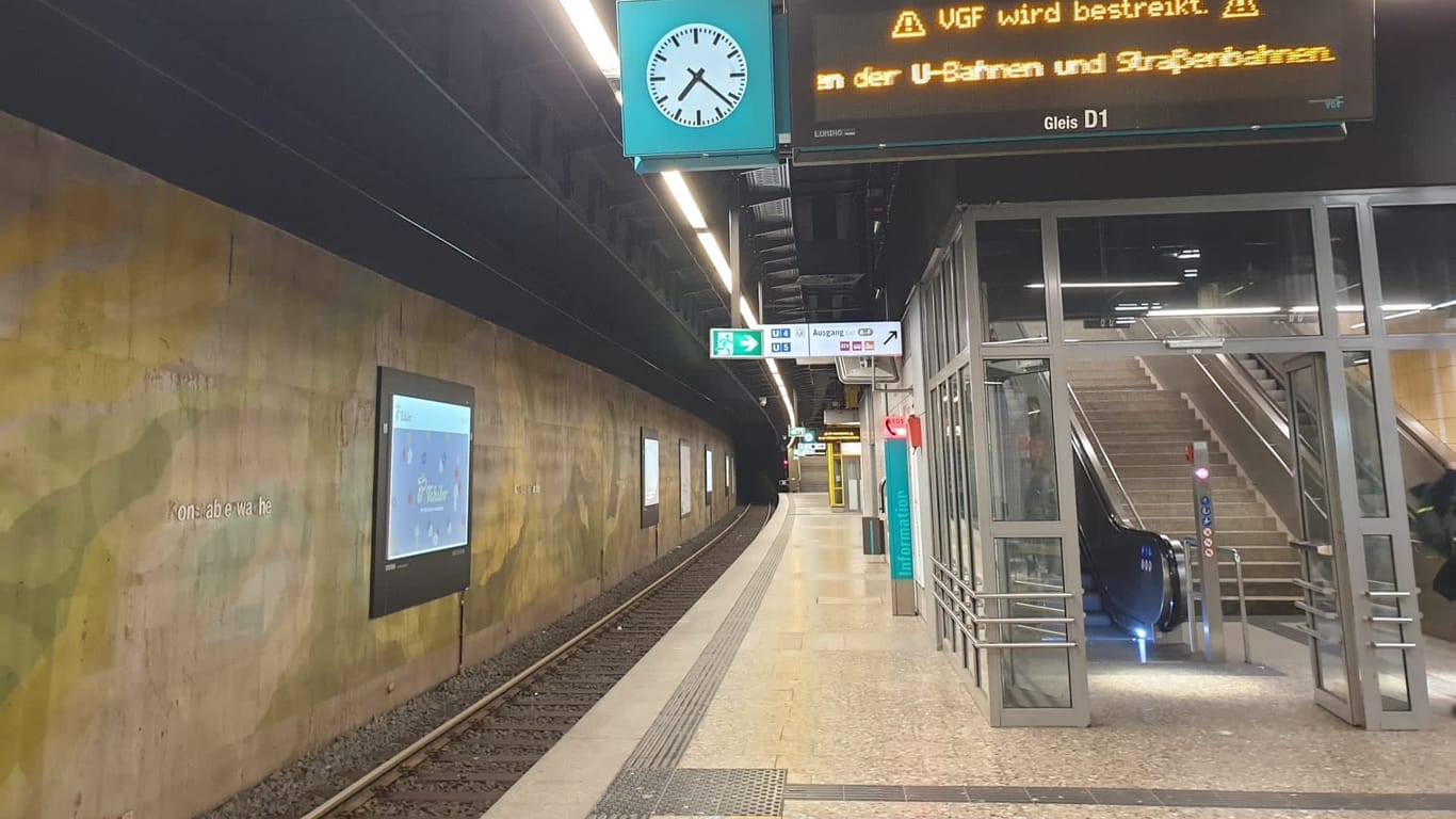 Leerer Bahnsteig an der Frankfurter Station "Konstablerwache": Die Menschen werden über die Anzeigetafeln über den Streik informiert.