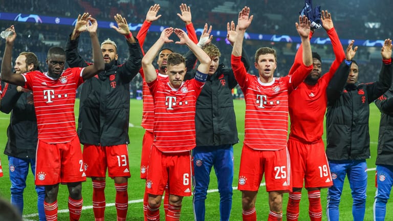 Jubel in Paris: Die Stars des FC Bayern haben Teil eins der schweren Hürde gemeistert.
