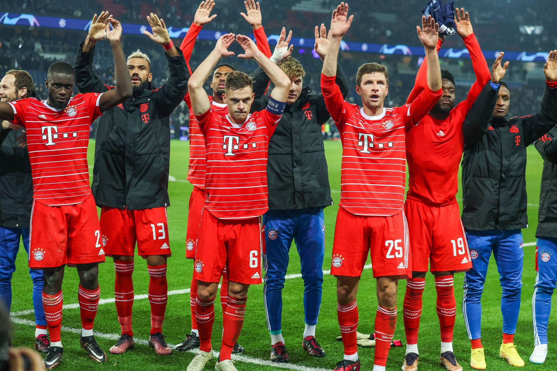 Jubel in Paris: Die Stars des FC Bayern haben Teil eins der schweren Hürde gemeistert.