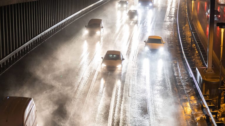 Eine verschneite Straße: Es kann Glatt werden auf den Fahrbahnen in Berlin und Brandenburg.