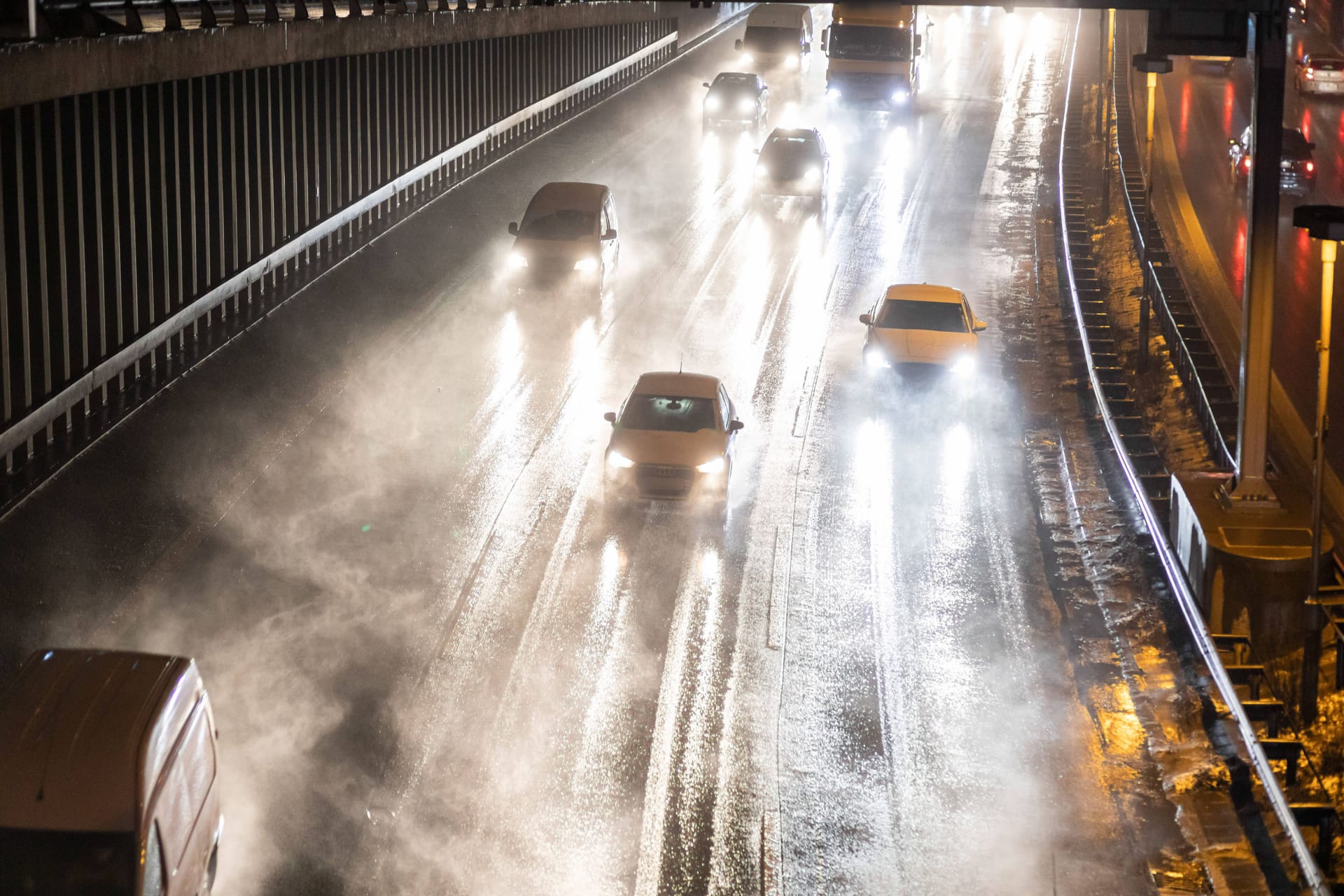 Eine verschneite Straße: Es kann Glatt werden auf den Fahrbahnen in Berlin und Brandenburg.