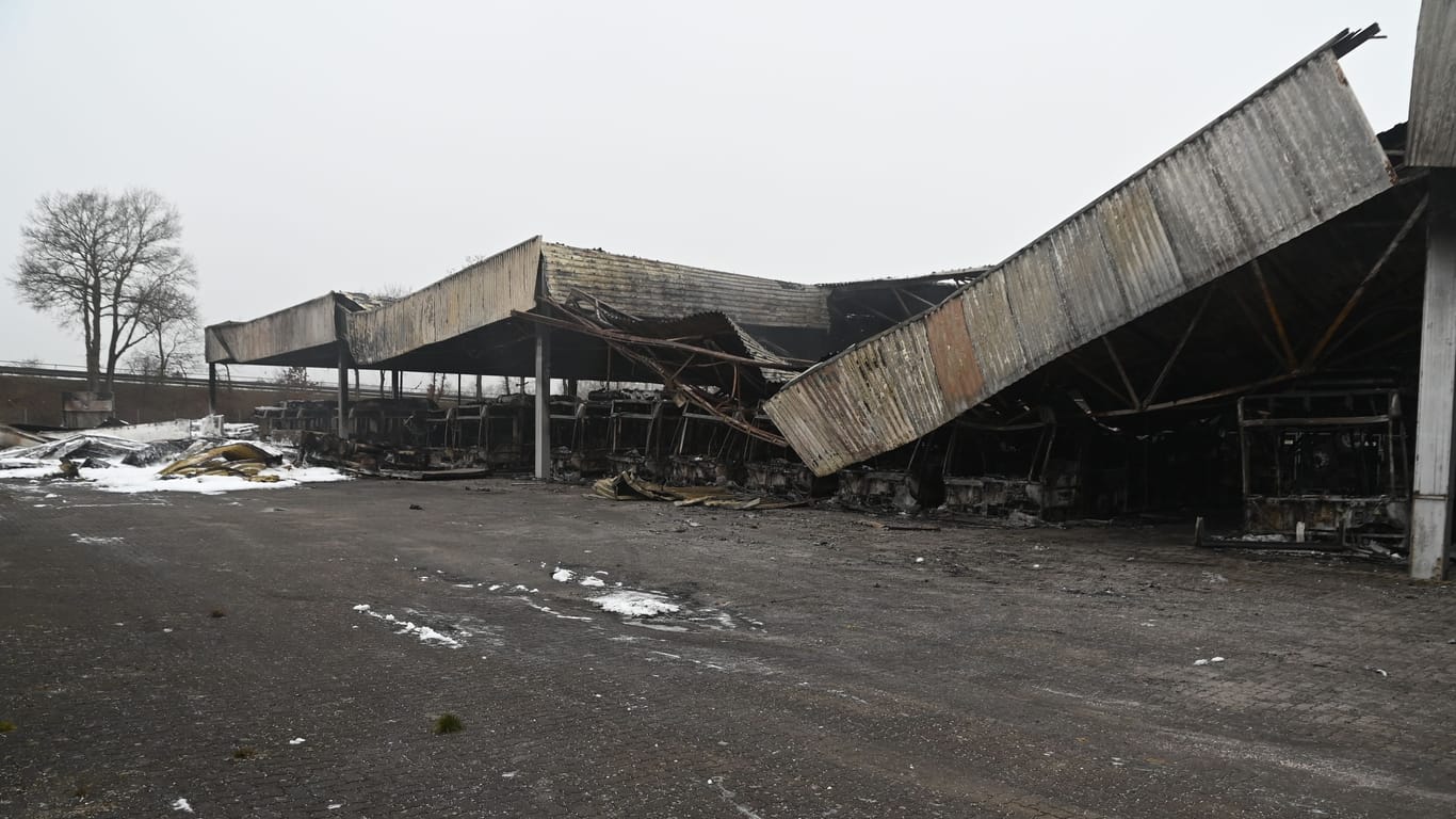 Die Halle, in der zahlreiche Busse untergestellt waren, brannte vollständig nieder.