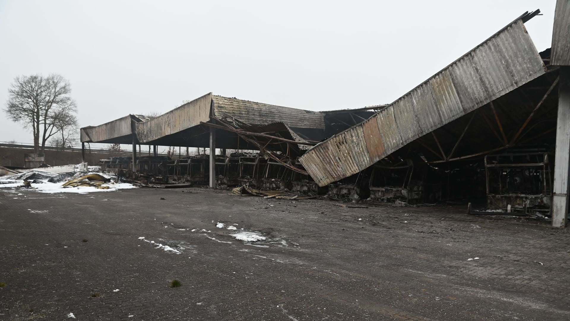Die Halle, in der zahlreiche Busse untergestellt waren, brannte vollständig nieder. Die Halle, in der zahlreiche Busse untergestellt waren, brannte vollständig nieder.