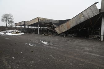Die Halle, in der zahlreiche Busse untergestellt waren, brannte vollständig nieder.
