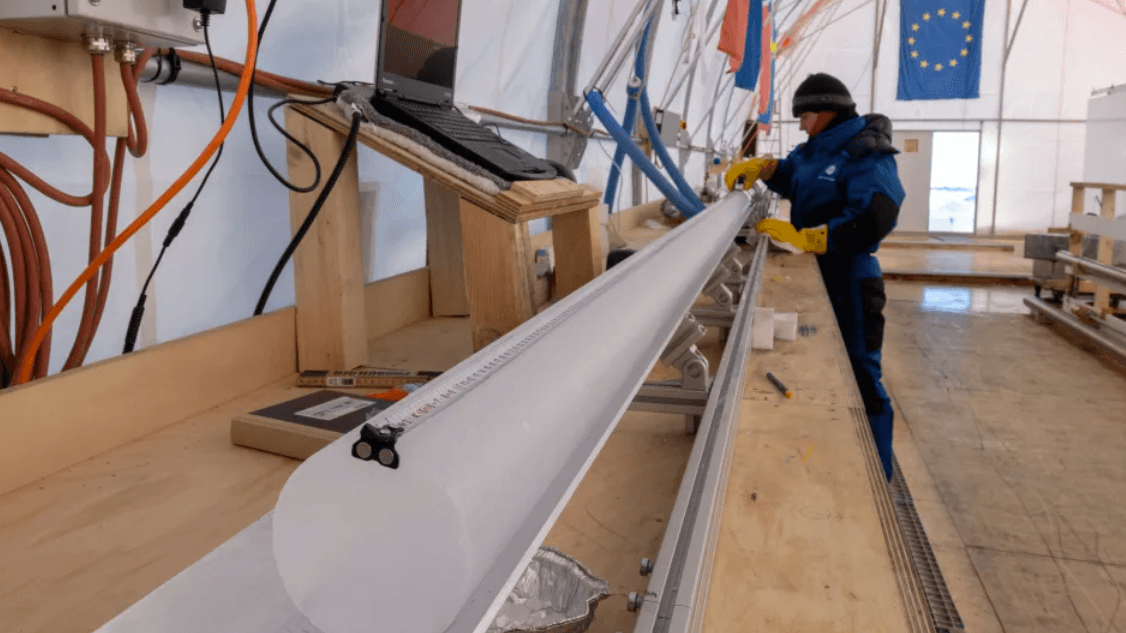 Forscherin Romilly Harris Stuart aus Frankreich untersucht einen Eiskern.
