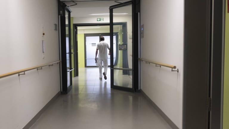 Krankenpfleger auf einem Krankenhausflur (Symbolbild): Die häufigste Krebsart in Bayern ist Brustkrebs.