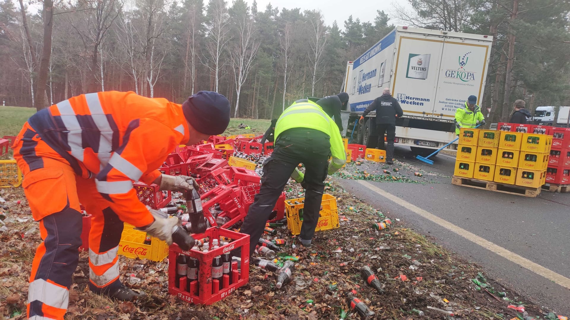Ein Lastwagen hat am Montagmorgen seine Cola-Lieferung verloren: Mitarbeiter der Getränkefirma halfen beim Aufräumen. Ein Lastwagen hat am Montagmorgen seine Cola-Lieferung verloren: Mitarbeiter der Getränkefirma halfen beim Aufräumen.