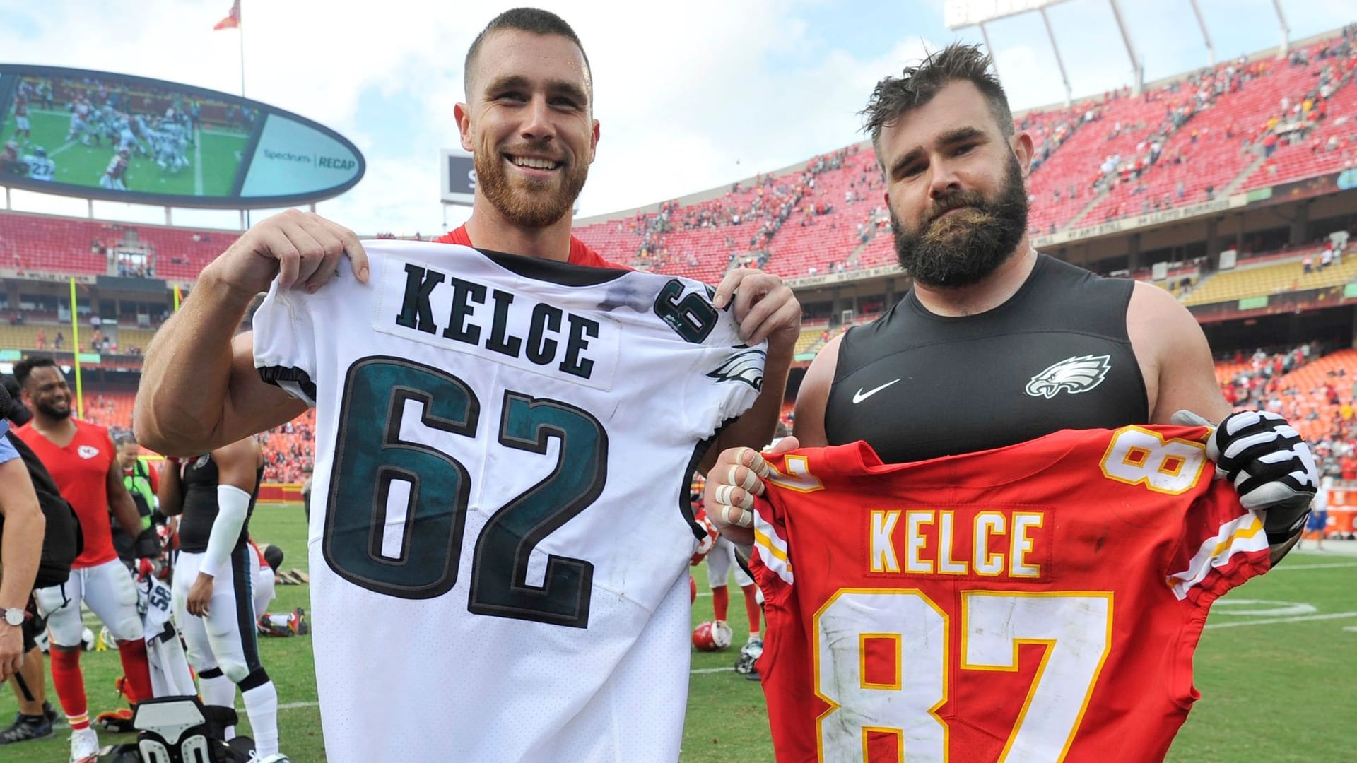 Ewiges Duell: Travis (li.) und Jason Kelce beim Trikottausch, hier 2017.