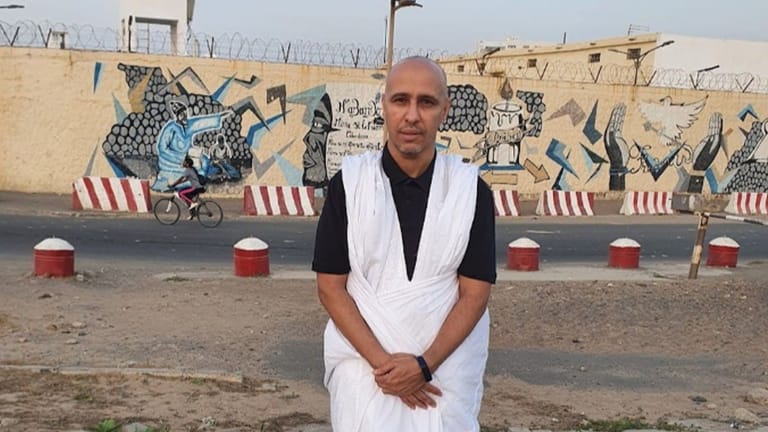 Slahi Houbeini in Dakar: Jedes Mal, wenn er an einem Gefängnis vorbeikomme, friere er förmlich ein, schrieb der Autor diese Woche bei Instagram.
