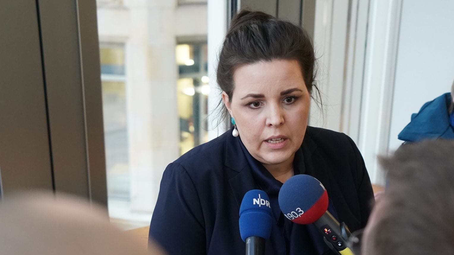 Justizsenatorin Anna Gallina (Grüne) beantwortet nach der Sitzung des Justizausschusses Fragen der Medienvertreter: Hamburg habe alle Informationen ordnungsgemäß weitergegeben. Justizsenatorin Anna Gallina (Grüne) beantwortet nach der Sitzung des Justizausschusses Fragen der Medienvertreter: Hamburg habe alle Informationen ordnungsgemäß weitergegeben.
