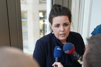 Justizsenatorin Anna Gallina (Grüne) beantwortet nach der Sitzung des Justizausschusses Fragen der Medienvertreter: Hamburg habe alle Informationen ordnungsgemäß weitergegeben.