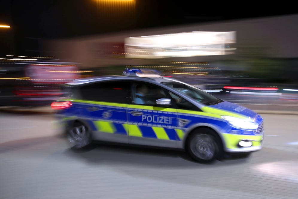 Ein Polizeiwagen fährt mit Blaulicht bei Nacht (Symbolbild): Nach einer Verfolgungsfahrt konnte die Polizei einen mutmaßlichen Autodieb stellen.