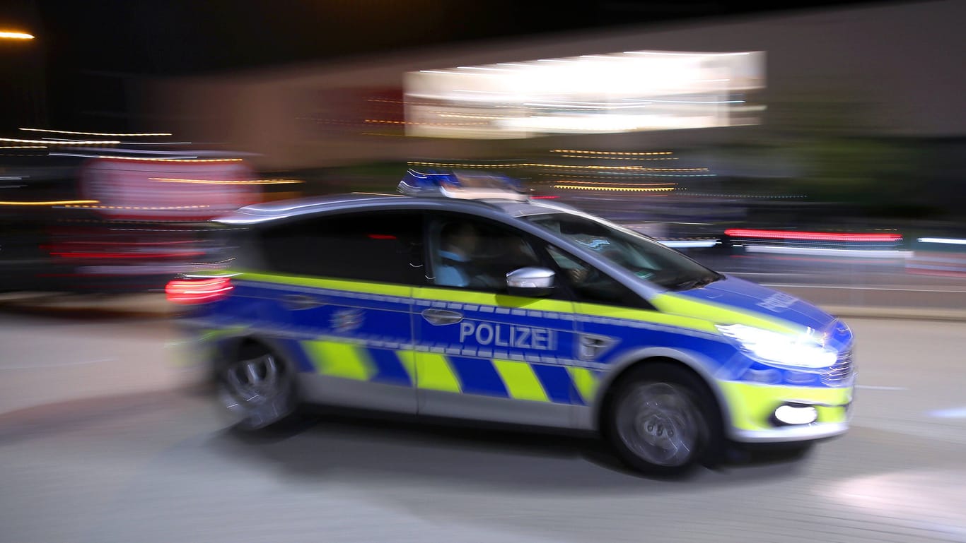 Ein Polizeiwagen fährt mit Blaulicht bei Nacht (Symbolbild): Nach einer Verfolgungsfahrt konnte die Polizei einen mutmaßlichen Autodieb stellen.