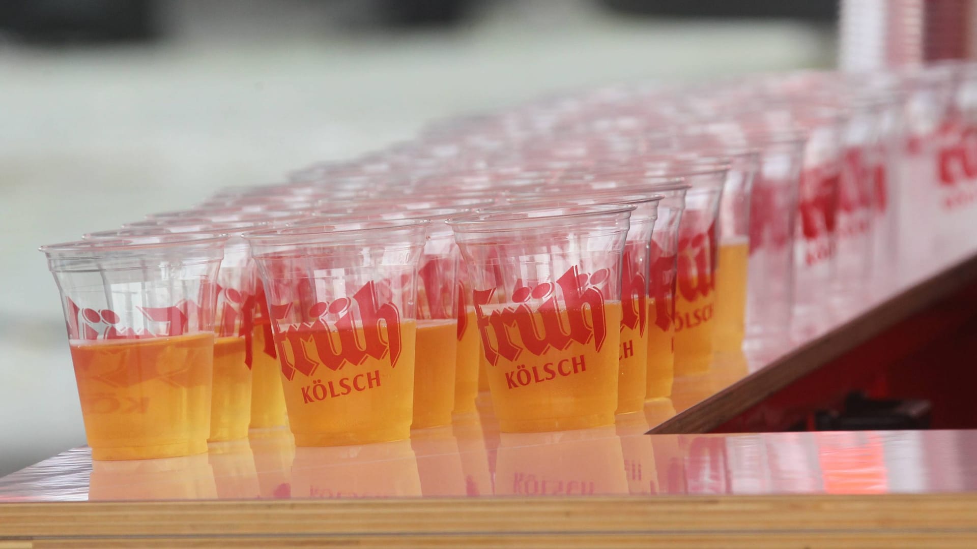 Becher mit Kölsch stehen auf einer Theke: Auch die Kölschpreise auf der Straße sind gestiegen.