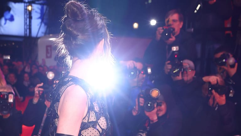 Anne Hathaway: Die Schauspielerin zog im transparenten Kleid die Blicke auf sich.