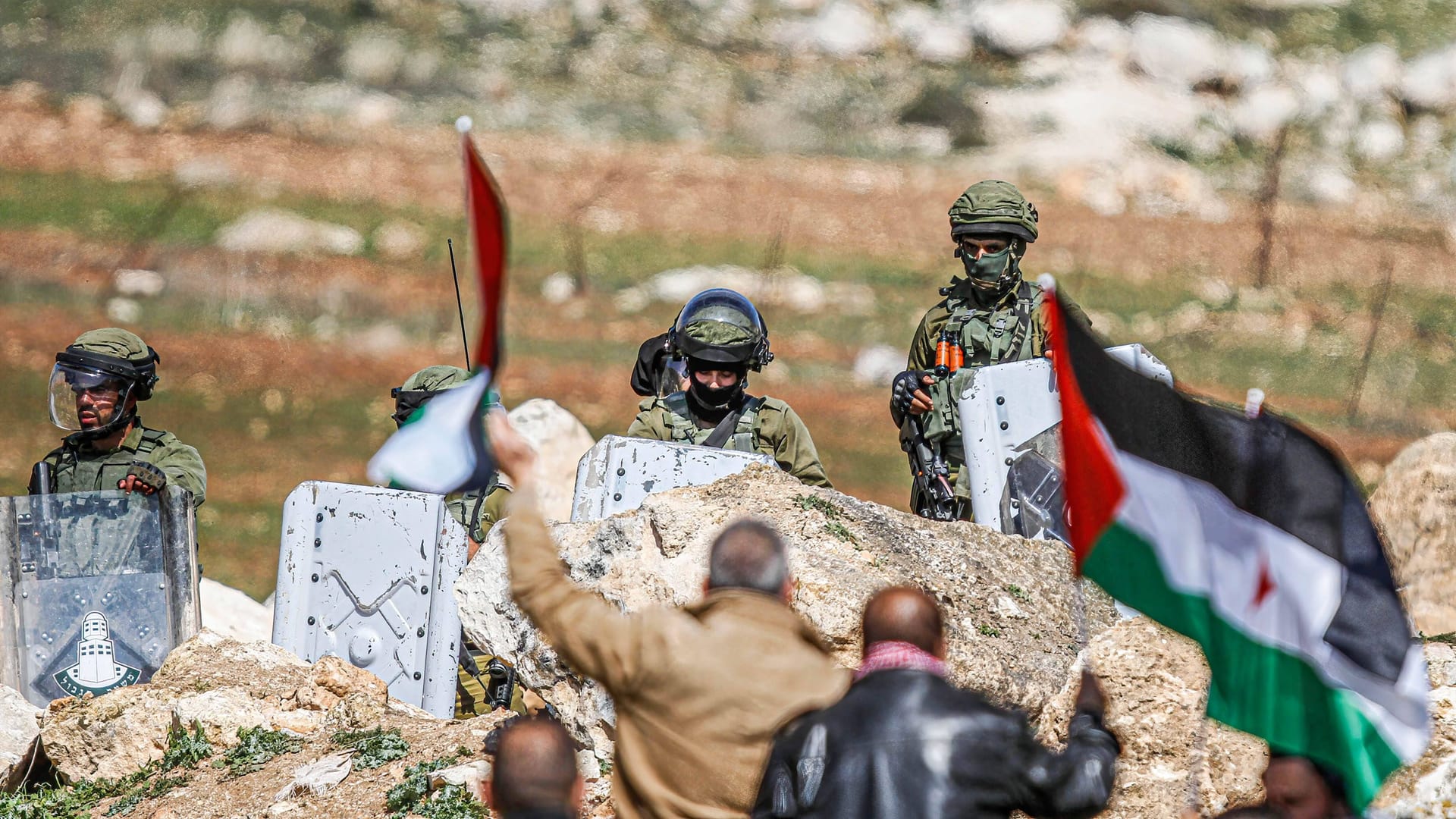 Nablus, Westjordanland (Archivbild): Palästinensische Demonstranten schwenken palästinensische Flaggen vor den israelischen Soldaten.