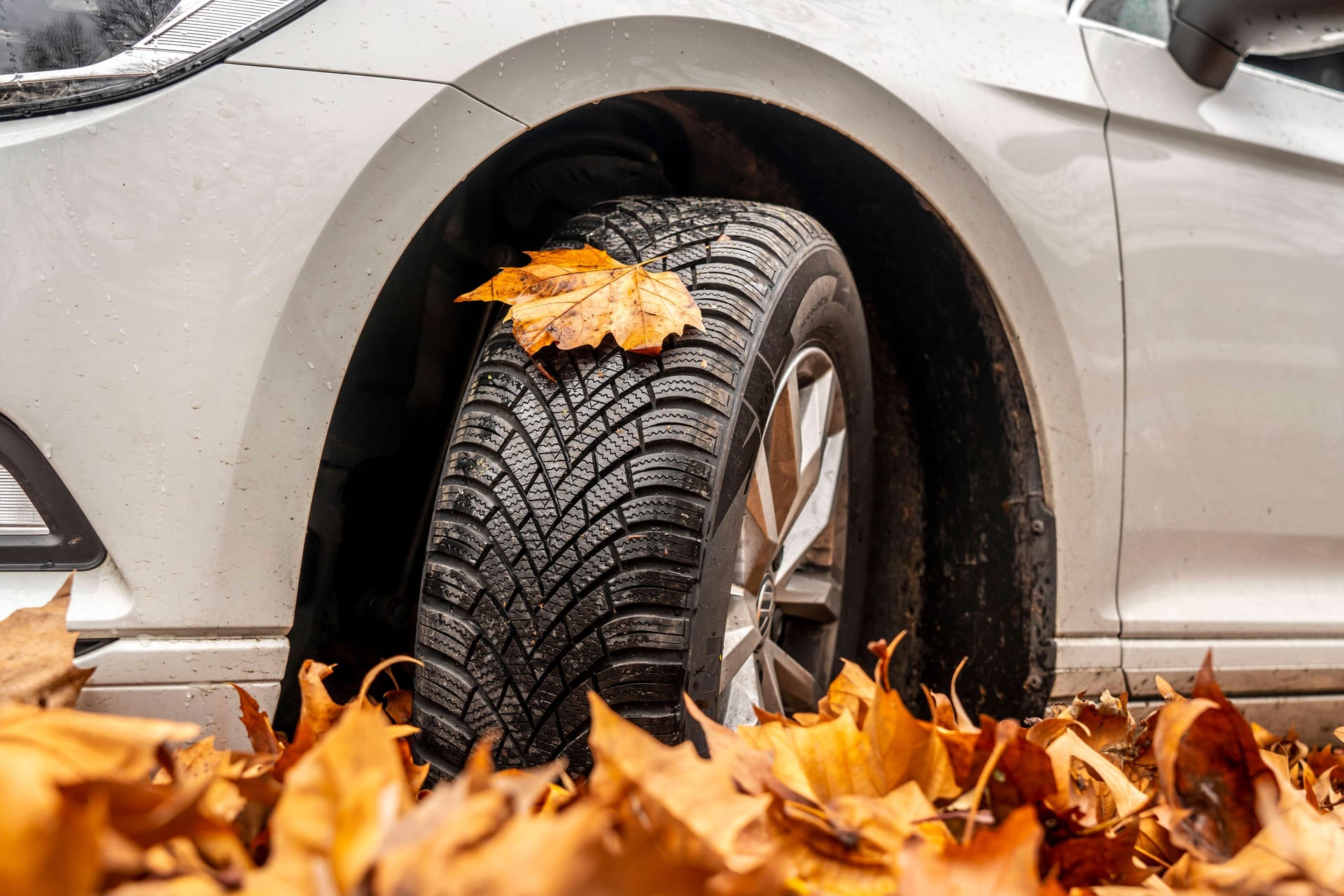 Mehr Grip bei Kälte: Viele feine Lamellen quer zur Laufrichtung geben dem Winterreifen mehr Halt auf Eis und Schnee.