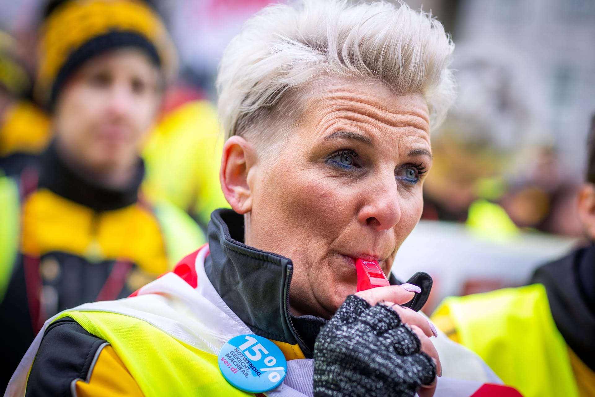 Protestkundgebung in Rostock am Montag: Mitarbeiter der Post fordern 15 Prozent mehr Gehalt.