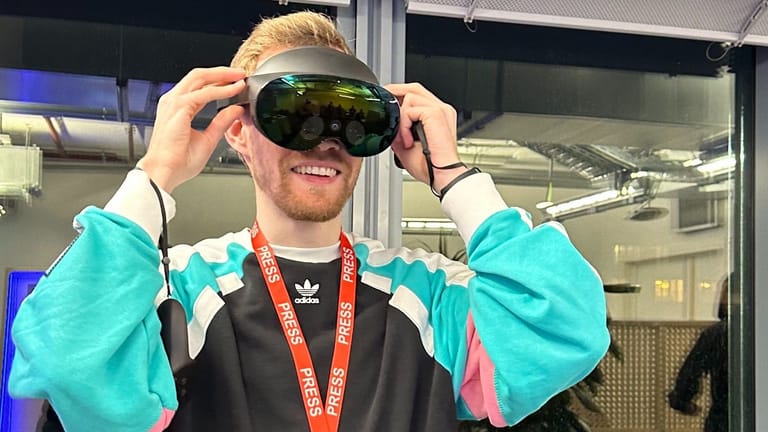 Die Meta Quest Pro im Test: Für Brillenträger ist das Aufsetzen etwas schwer.