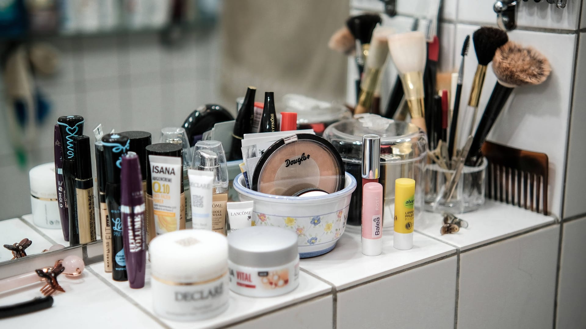 Egal ob von Rossmann, DM, Budni oder Douglas: Ob Kosmetik und Pflegeprodukte PFAS enthalten, ist auf den ersten Blick regelmäßig nicht zu erkennen.