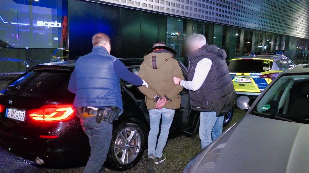 Spezialkräfte der Polizei führen einen Verhafteten ab: Zwei Männern wird vorgeworfen, mit Kokain zu dealen. Spezialkräfte der Polizei führen einen Verhafteten ab: Zwei Männern wird vorgeworfen, mit Kokain zu dealen.
