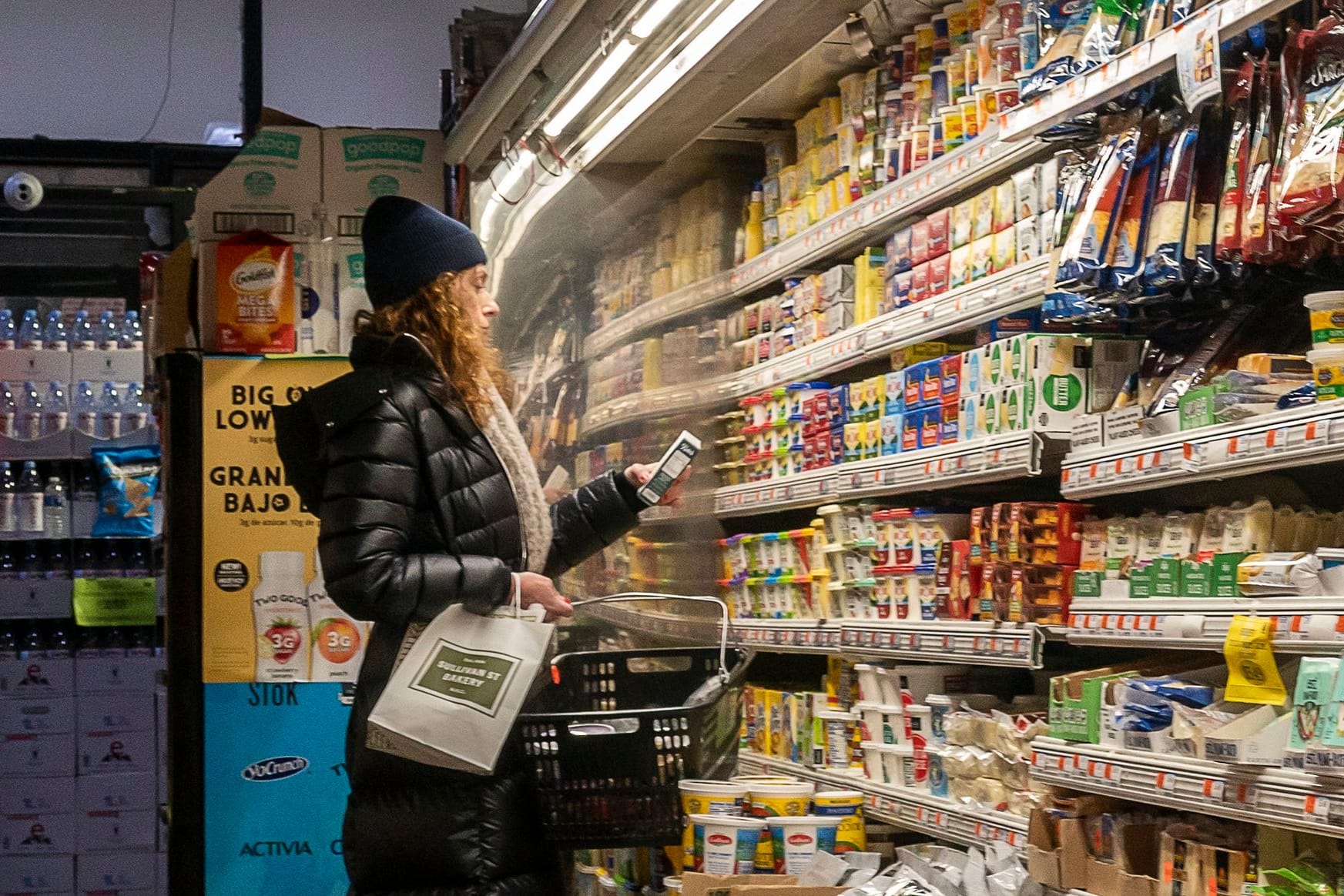 Eine Frau im Supermarkt (Symbolbild): Weiter verstärkt hat sich der Preisauftrieb zu Beginn des Jahres auch bei Lebensmitteln.