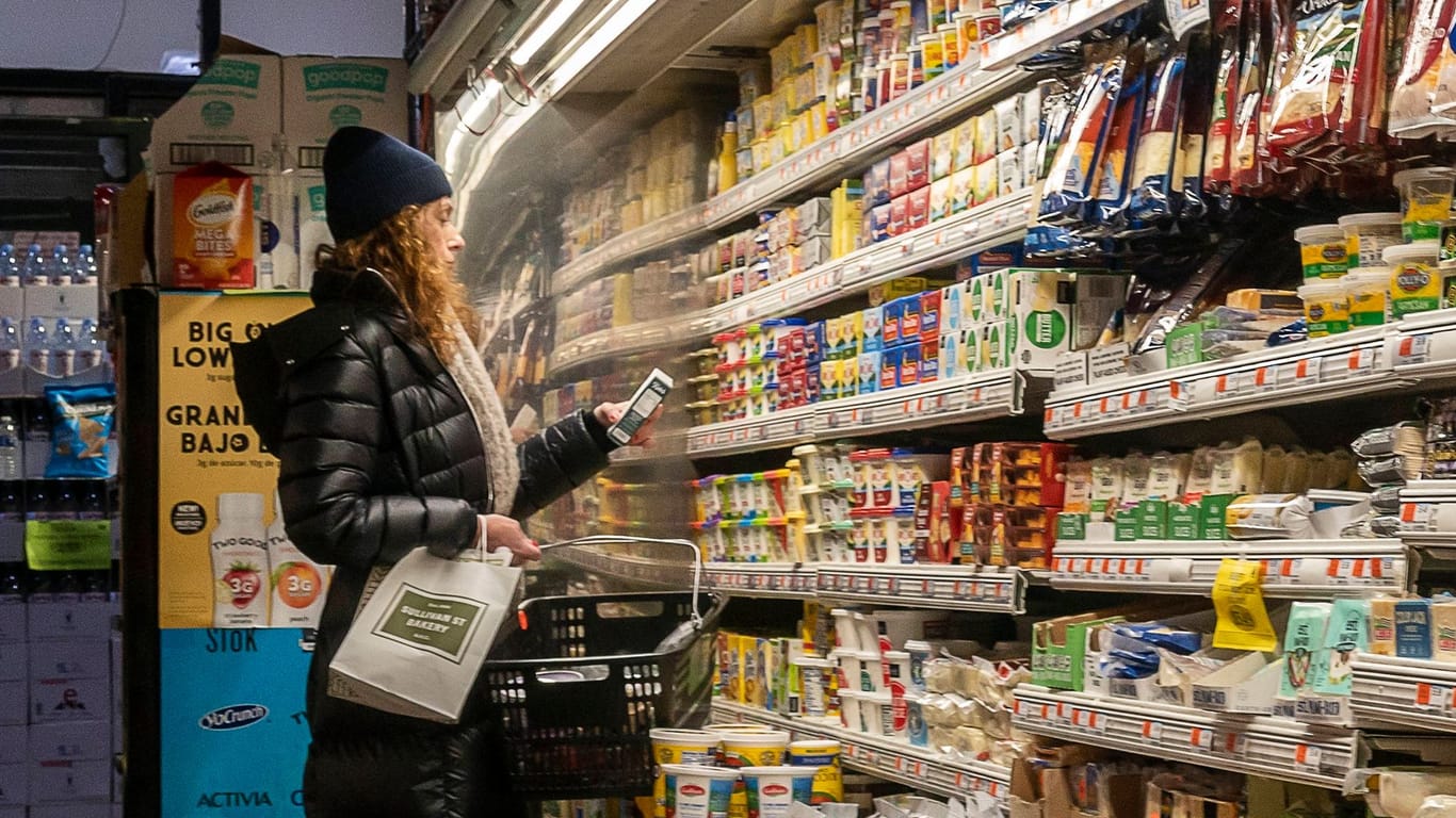 Eine Frau im Supermarkt (Symbolbild): Weiter verstärkt hat sich der Preisauftrieb zu Beginn des Jahres auch bei Lebensmitteln.