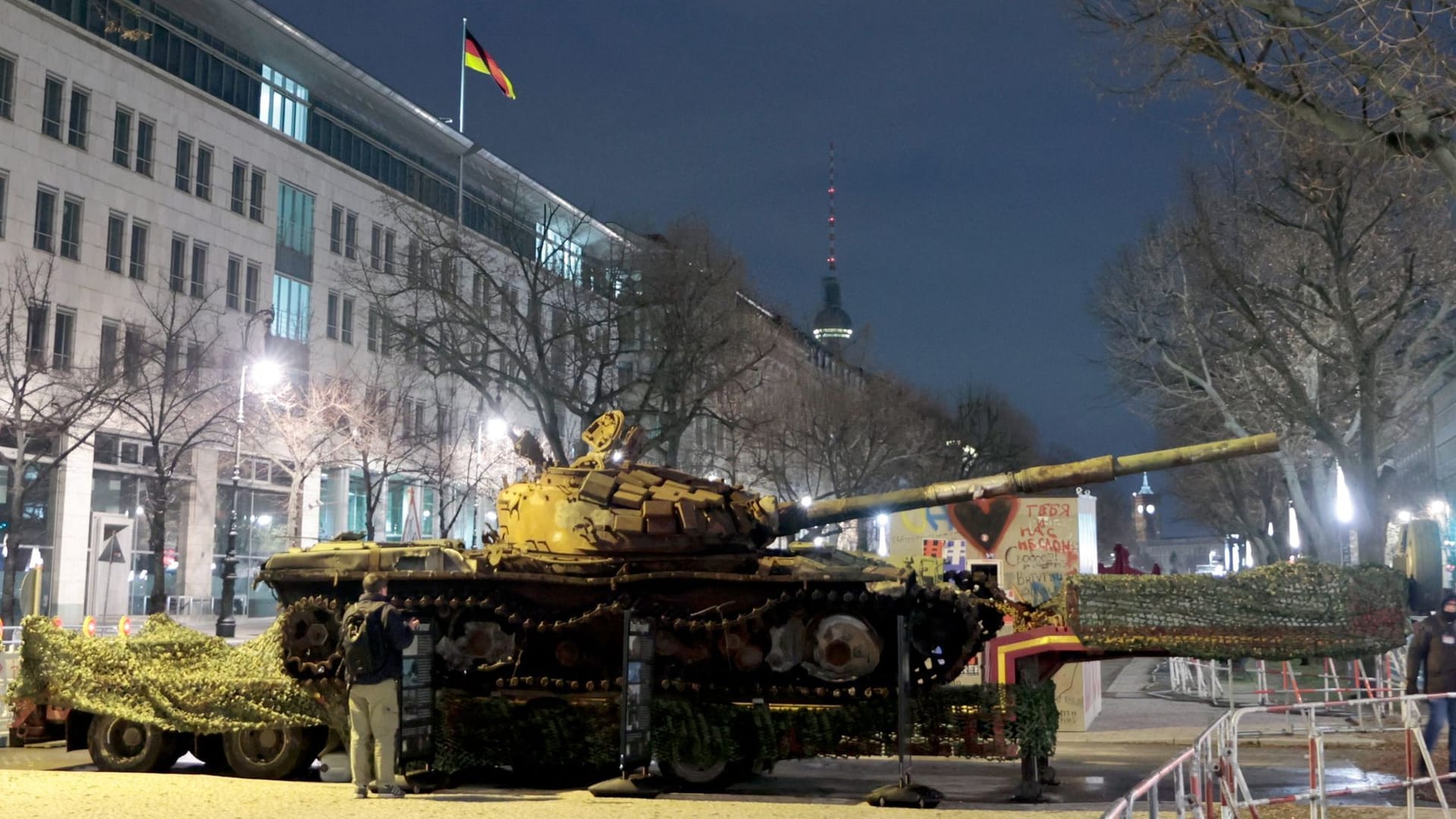 24. Februar: Es ist ein Jahr her, dass russische Truppen in die Ukraine einmarschierten und einen brutalen Krieg entfesselten. Aus Protest haben Aktivisten in Berlin einen kaputten russischen Panzer vor der russischen Botschaft aufgestellt.