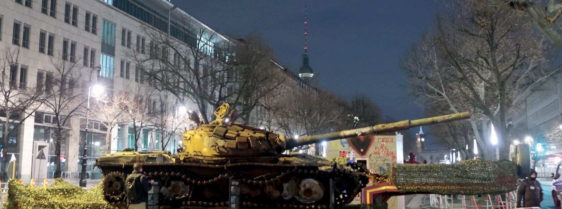 24. Februar: Es ist ein Jahr her, dass russische Truppen in die Ukraine einmarschierten und einen brutalen Krieg entfesselten. Aus Protest haben Aktivisten in Berlin einen kaputten russischen Panzer vor der russischen Botschaft aufgestellt.