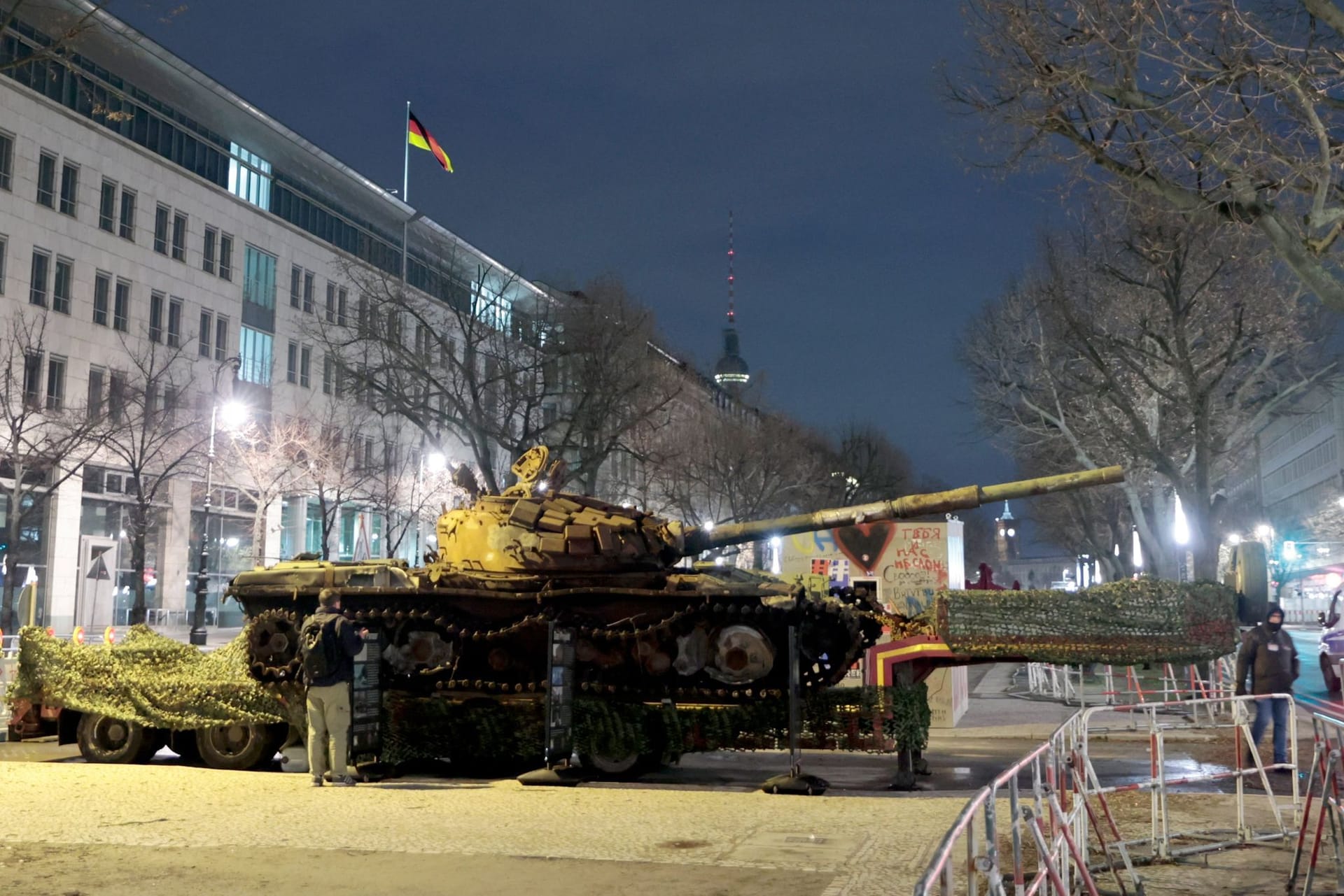 24. Februar: Es ist ein Jahr her, dass russische Truppen in die Ukraine einmarschierten und einen brutalen Krieg entfesselten. Aus Protest haben Aktivisten in Berlin einen kaputten russischen Panzer vor der russischen Botschaft aufgestellt.