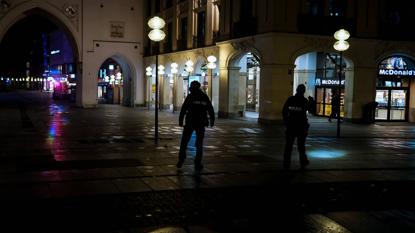 Polizisten am Münchner Stachus (Archivbild): In der Nacht auf Samstag soll ein Mann eine Frau dort in einer Tiefgarage sexuell angegangen haben.
