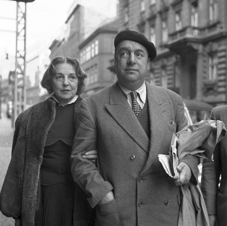 Pablo Neruda mit Begleiterin im Jahr 1949.