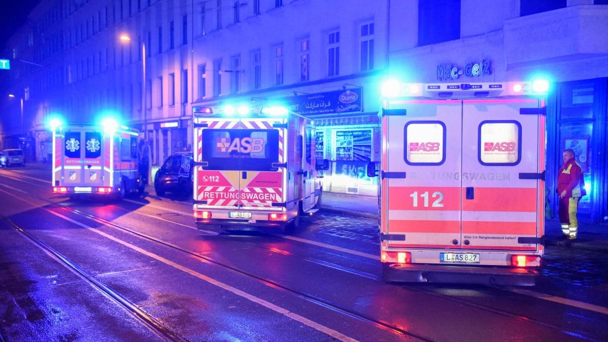 Einsatzort in der Eisenbahnstraße am Montag: Die Retter rückten zu einem Großeinsatz aus.