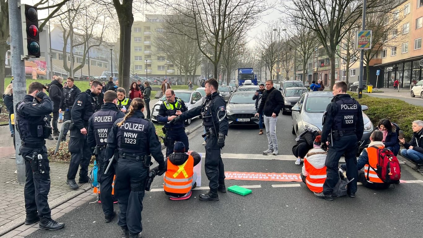 Fünf Klimaaktivisten auf einer Kreuzung in Dortmund: Der Verkehr stand am Mittwoch wenige Minuten still.