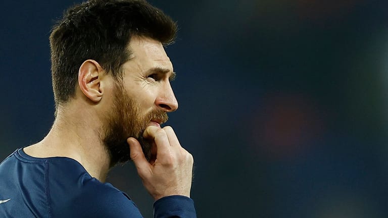 Lionel Messi schaut skeptisch nach der Niederlage gegen den FC Bayern München.