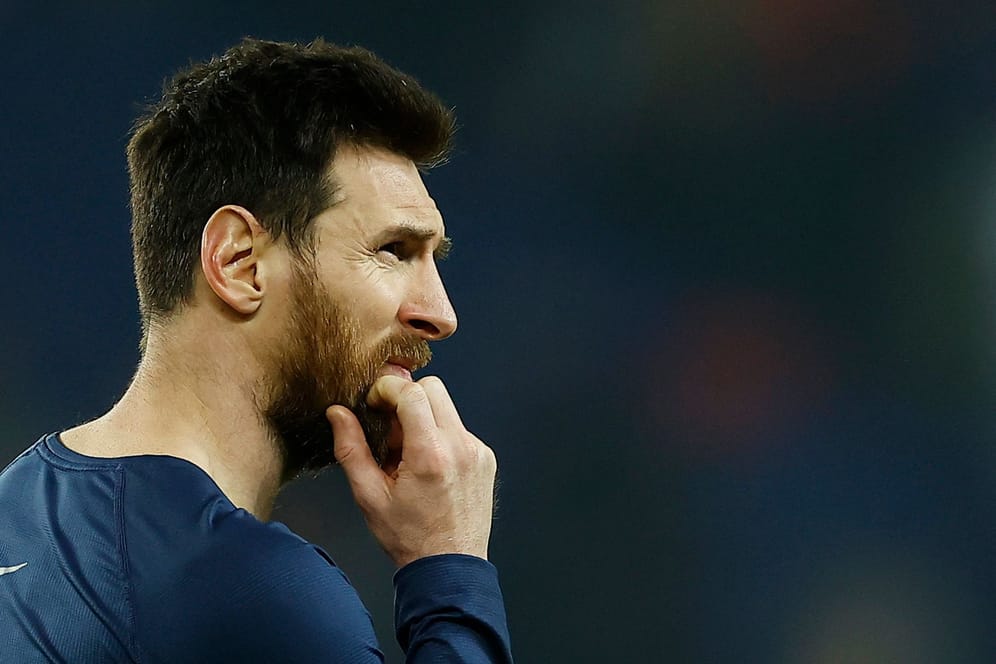 Lionel Messi schaut skeptisch nach der Niederlage gegen den FC Bayern München.