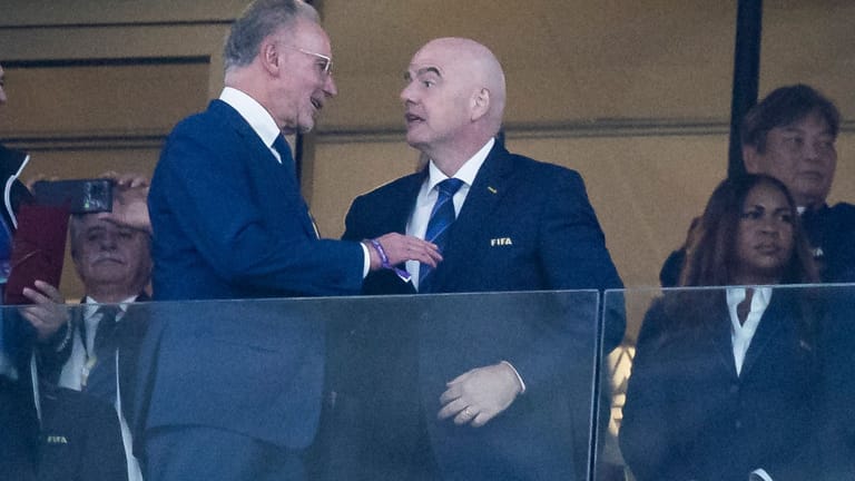 Karl-Heinz Rummenigge und Gianni Infantino (r.): Der Ex-Bayern-Boss traf den Fifa-Präsidenten bei seinem Besuch der WM in Katar.