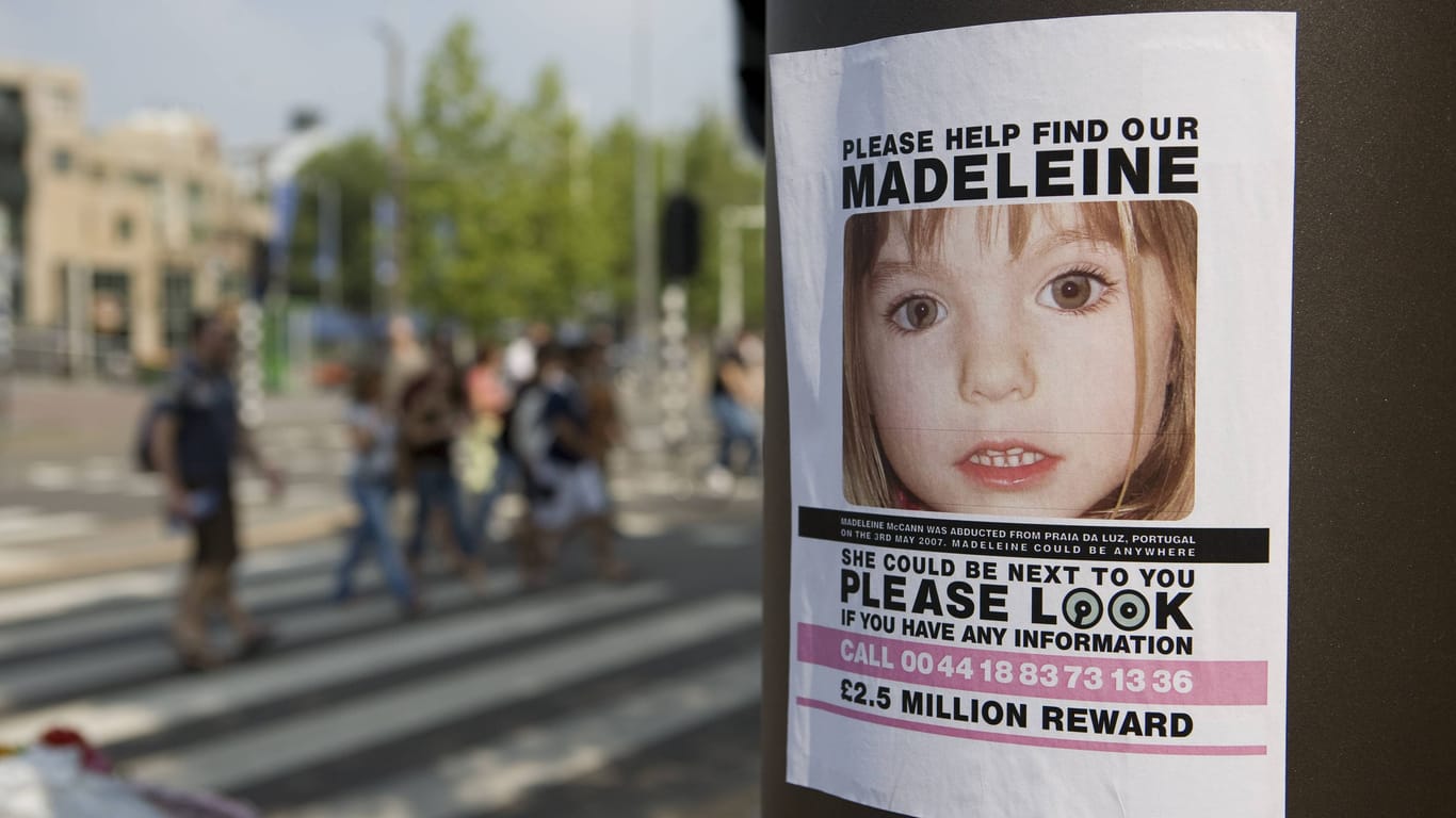 In Amsterdam (Archivbild): An einer Litfaßsäule hängt ein Plakat mit Bild von der vermissten Maddie McCann.