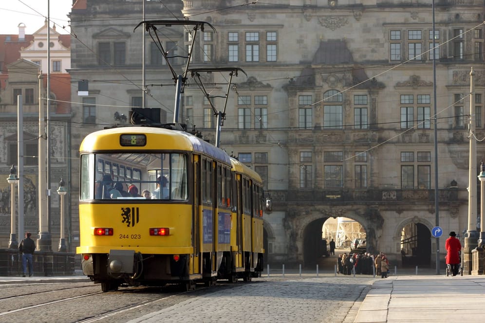 Eine Straßenbahn auf der Augustusbrücke (Archivbild): In Dresden und ganz Sachsen ruft Verdi zu Streiks auf.