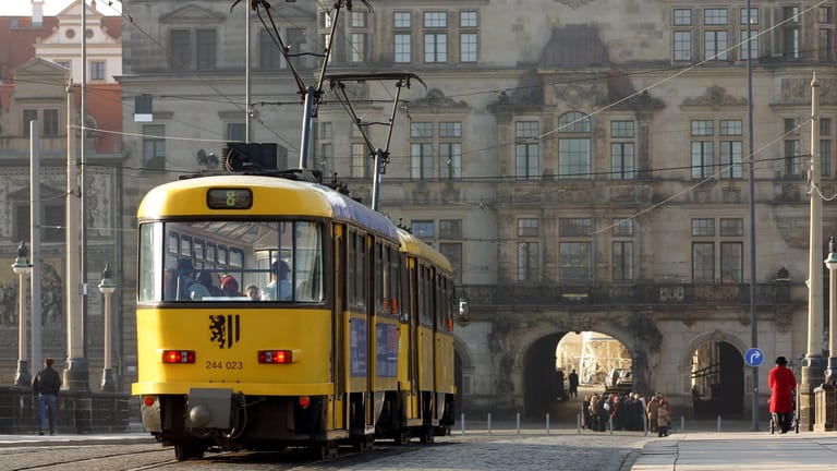 Eine Straßenbahn auf der Augustusbrücke (Archivbild): In Dresden und ganz Sachsen ruft Verdi zu Streiks auf.
