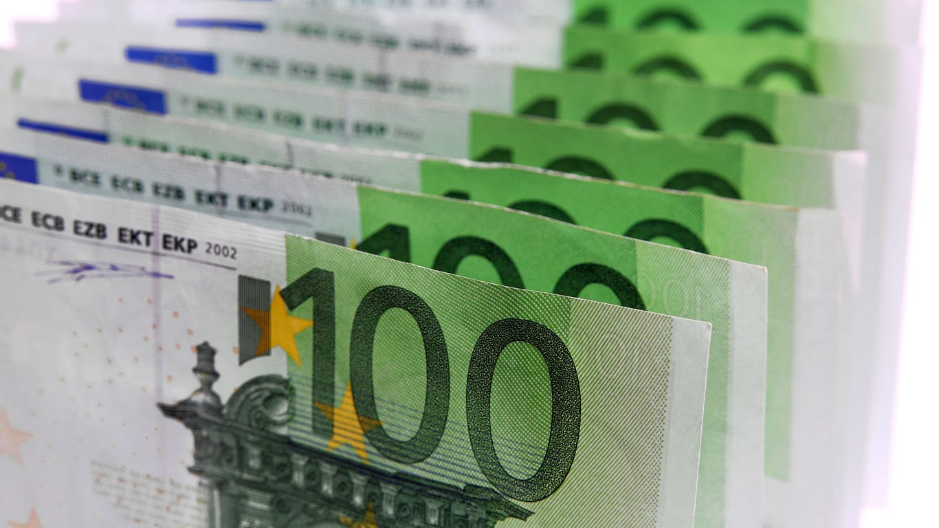 Geldscheine (Symbolbild): Die Seniorin ging zur Bank, um mehrere Tausend Euro abzuheben.