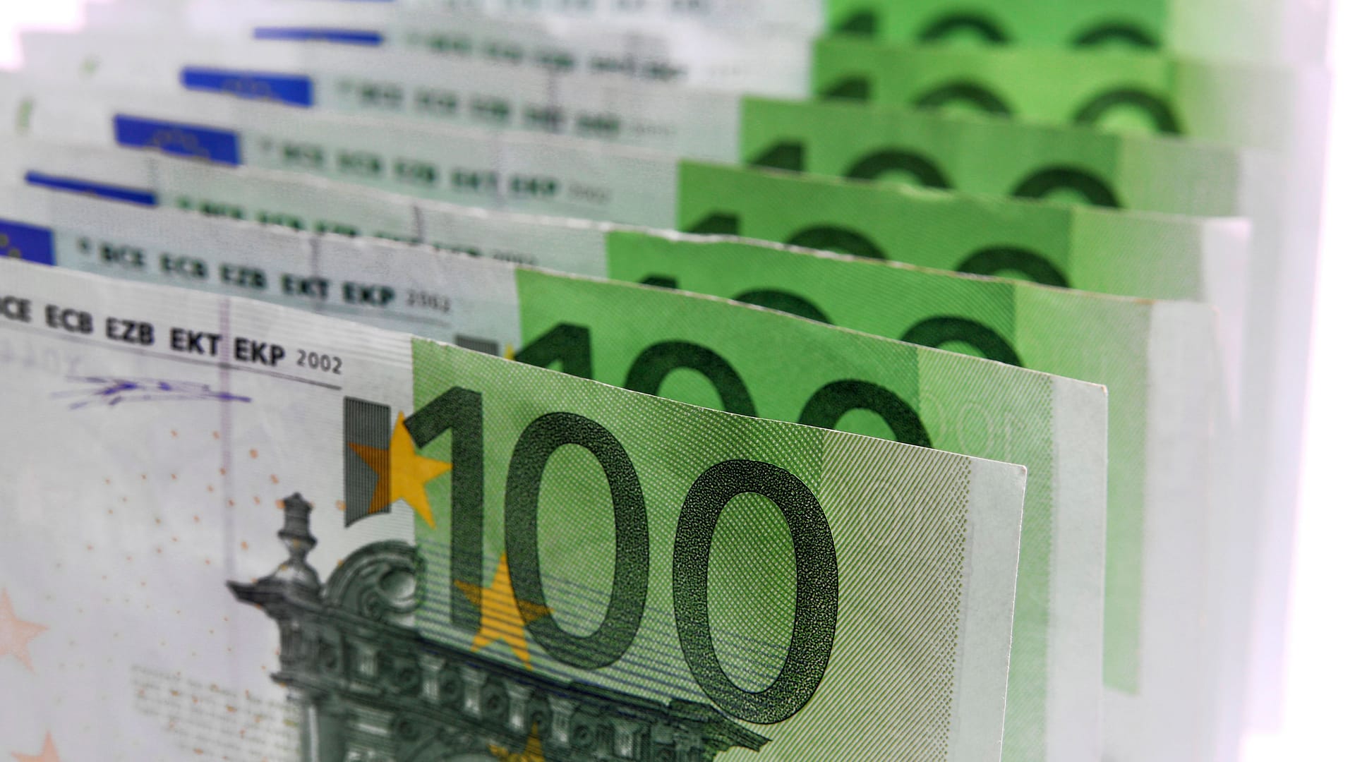 Geldscheine (Symbolbild): Die Seniorin ging zur Bank, um mehrere Tausend Euro abzuheben. Geldscheine (Symbolbild): Die Seniorin ging zur Bank, um mehrere Tausend Euro abzuheben.