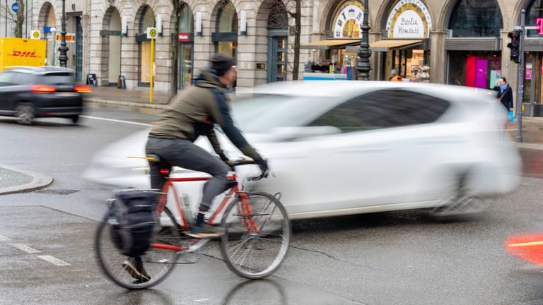 Ein Auto und ein Fahrradfahrer: Die CDU will eine "Verkehrspolitik für alle".